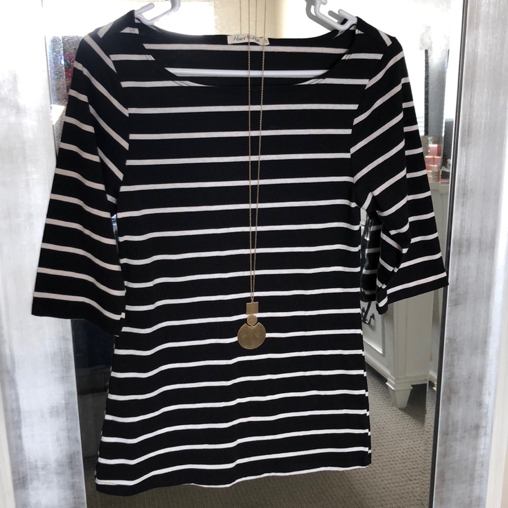 Quarter length black and white striped T,